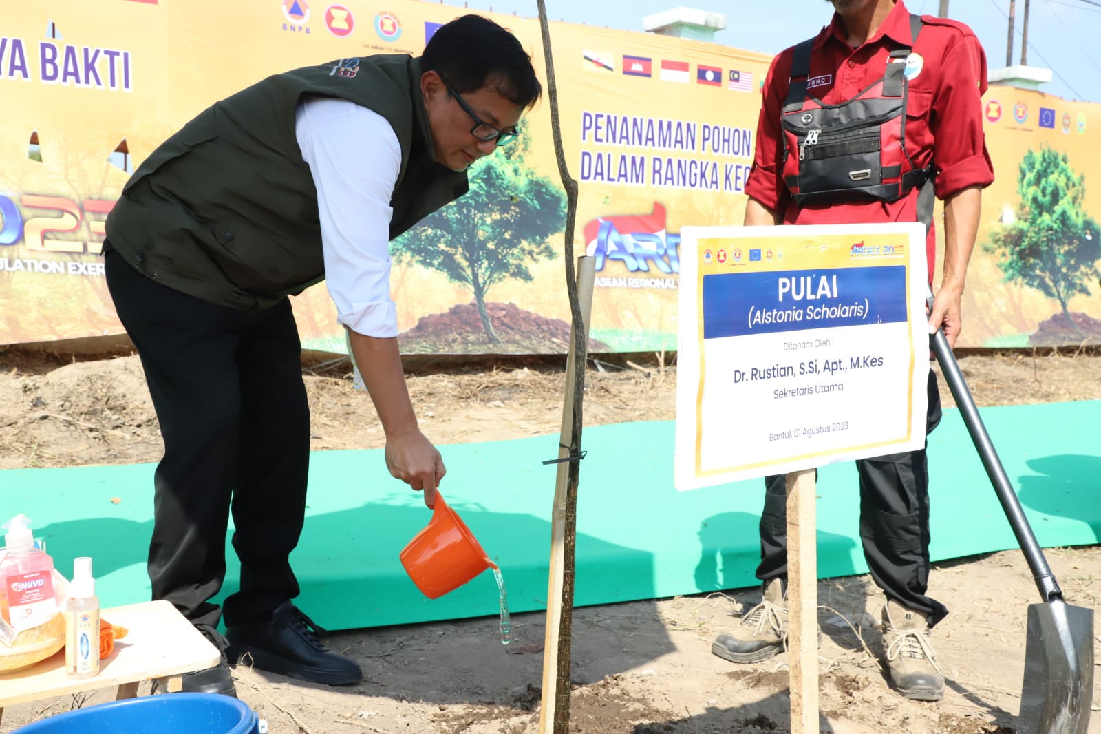 Sekretaris Utama BNPB Rustian saat melakukan penanaman pohon pada rangkaian acara ASEAN Regional Disaster Response Simulation Exercise (ARDEX) 2023 di Stadion Sultan Agung, Kabupaten Bantul, Daerah Istimewa Yogyakarta pada Selasa (2/8).